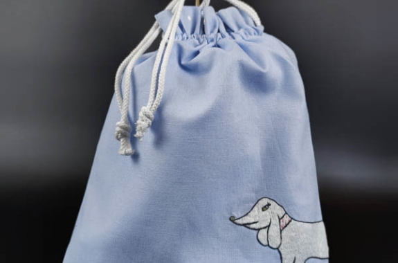 Laundry bag with dog embroidery
